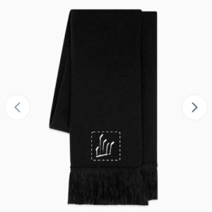 Strickschal mit CES-Logo